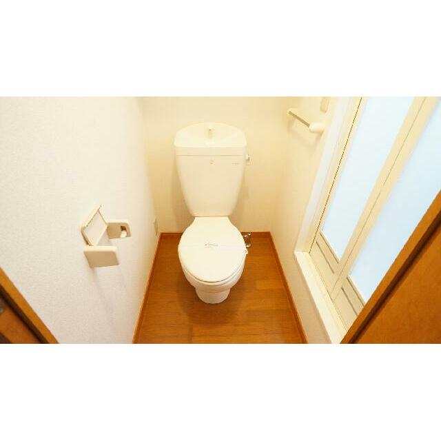 明るく清潔感のあるトイレ