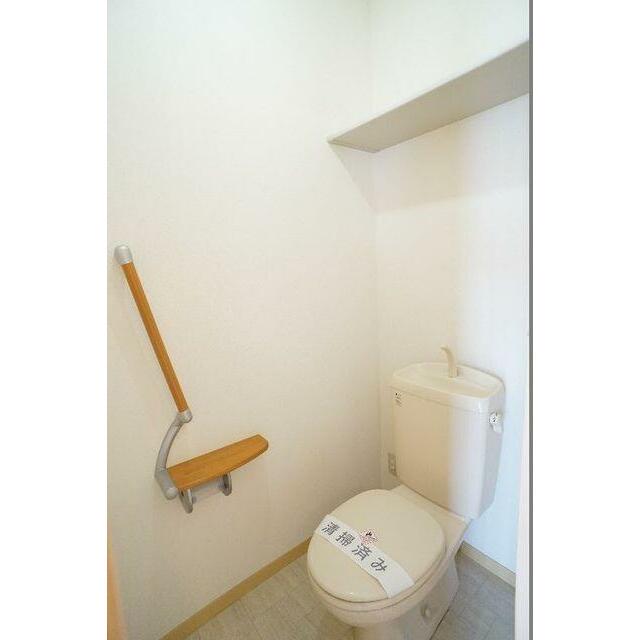 トイレ上部にも収納棚を完備。