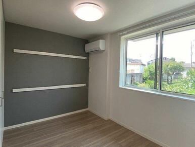 【洋室５．１帖】画鋲や釘を使わずに、ちょっとした物かけに大変便利な化粧幕板付き♪時計やポスター・絵…