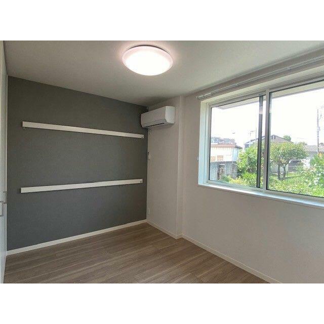 【洋室５．１帖】画鋲や釘を使わずに、ちょっとした物かけに大変便利な化粧幕板付き♪時計やポスター・絵…