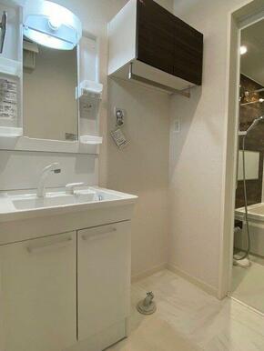 【洗面所】三面鏡の背面に収納スペースを確保した洗髪洗面化粧台は、水栓がリフトアップするので洗髪もラ…