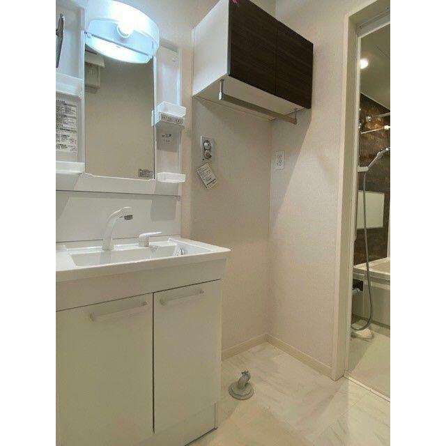 【洗面所】三面鏡の背面に収納スペースを確保した洗髪洗面化粧台は、水栓がリフトアップするので洗髪もラ…