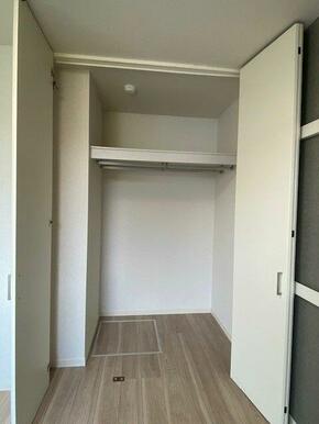 【収納】長い丈の衣類もハンガーにかけたまま収納できるハンガーパイプや、小物収納に便利な枕棚付きのク…