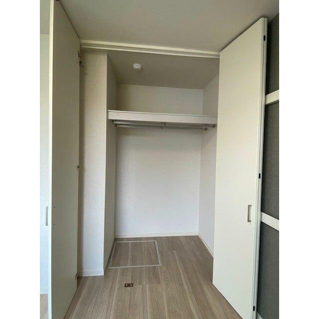 【収納】長い丈の衣類もハンガーにかけたまま収納できるハンガーパイプや、小物収納に便利な枕棚付きのク…