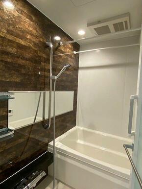 【浴室】沸し直しができ経済的な追焚機能だけでなく、衣類乾燥や冬に浴室内を暖めてから入浴が出来る暖房…