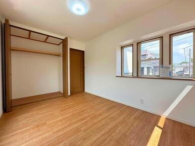 2F　南東側洋室(収納スペース完備)