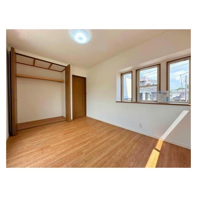 2F　南東側洋室(収納スペース完備)