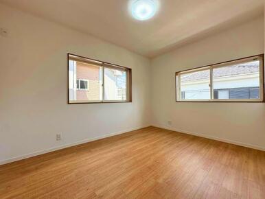 2F　北側洋室(二面採光の明るいお部屋です)