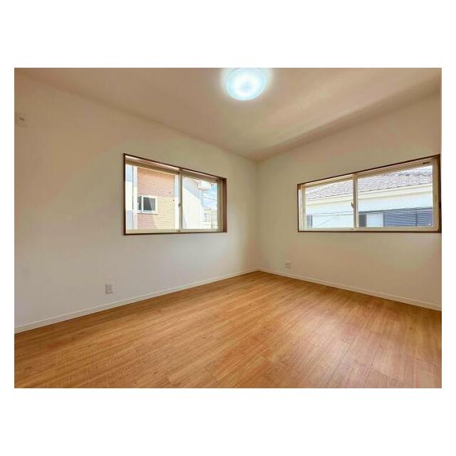 2F　北側洋室(二面採光の明るいお部屋です)