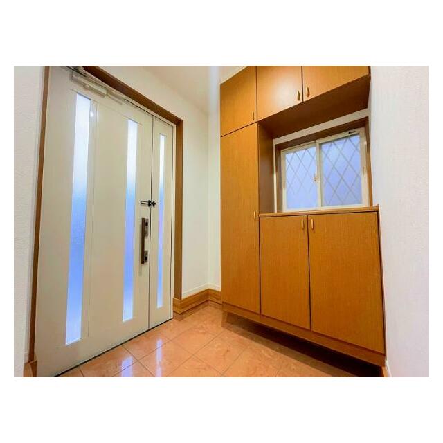 「玄関」豊富な収納付きです。