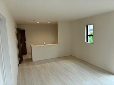 家具のデザインや配置でリビングの印象は大きく変わります。ぜひ自分の感性に合う空間を（1号棟）