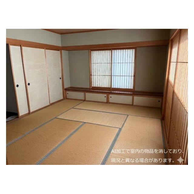 10帖和室。奥には収納やキッチンがあり2世帯住宅としても使用できます。