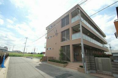 重量鉄骨造の３階建マンションです☆間取りは、１Ｋと１ＬＤＫ