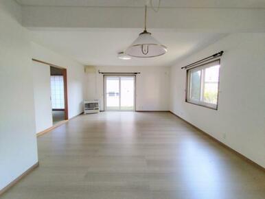 ＬＤＫは22帖の大空間でとてもゆとりがあります。床の貼替、壁紙の交換が完了しました。