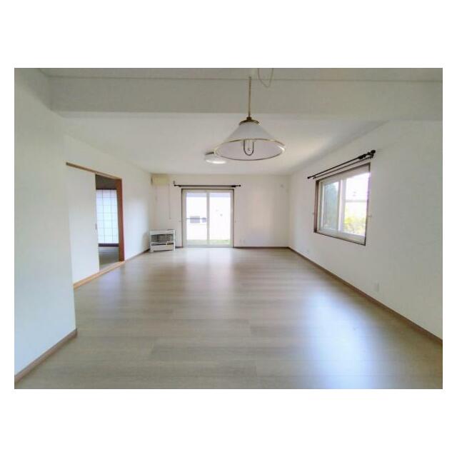 ＬＤＫは22帖の大空間でとてもゆとりがあります。床の貼替、壁紙の交換が完了しました。