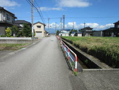 北側前面道路（水路介在）