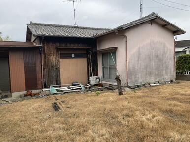 建物の奥は広い敷地があります。