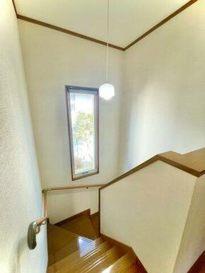 建物の高さを実感させる開放的な吹き抜け空間。手すりもついていて安全な昇降が可能。