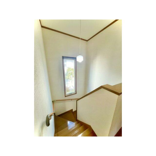 建物の高さを実感させる開放的な吹き抜け空間。手すりもついていて安全な昇降が可能。