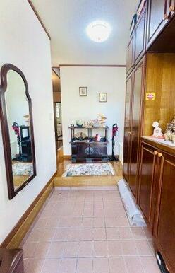 風除室から寒冷地用玄関ドアを開けると広々とした玄関。