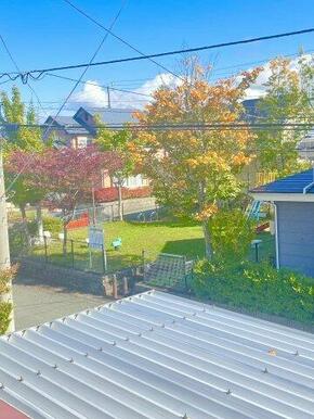2階からは遠くは姫神山や、すぐそばの児童公園の眺望も。