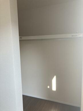 クローゼットや本棚、趣味の保管庫と自由に活用できる収納空間（3号棟）