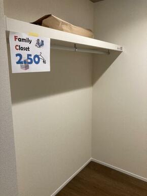 空間の使い方はいろいろ。服だけでなくさまざまなアイテムの収納にも◎（3号棟）