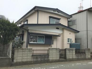 北側から撮影。建物は壊してお引渡しします。北側の道路は公道です。