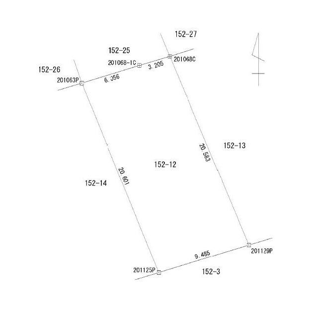 測量図　北西と北東とがそれぞれ道路に接しており、約9ｍ程接道しています。