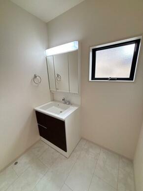 顔を洗って歯磨きもして1日を乗り切るエネルギーをここでチャージ（2号棟）