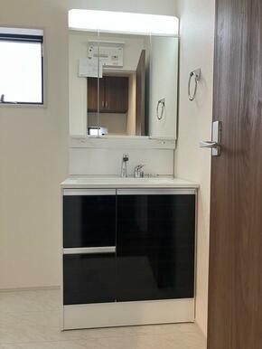 一日の始まりは洗面所から。さぁ顔を洗って気合を入れよう（2号棟）