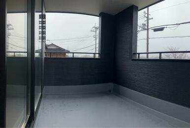 風を感じながら、ホッと一息（2号棟）