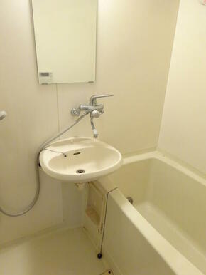 明るい色調のバスルームです