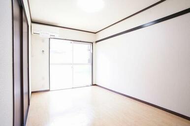 ５．５帖の南西側洋室。南向きのお部屋です！！備え付けのＬＥＤシーリング照明がございます。