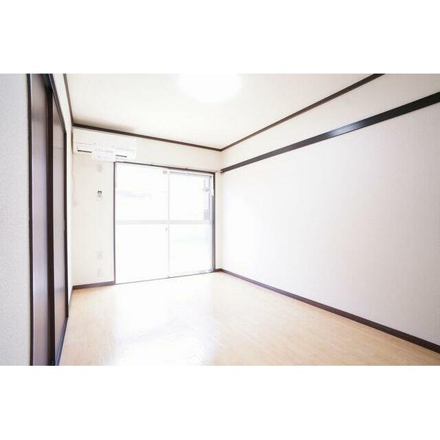 ５．５帖の南西側洋室。南向きのお部屋です！！備え付けのＬＥＤシーリング照明がございます。