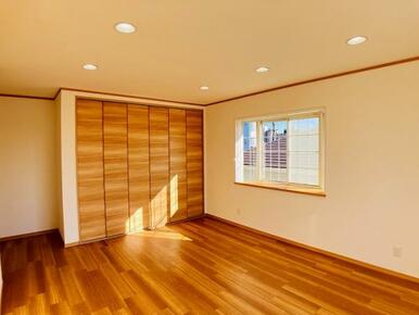 「洋室」2階11帖洋室の別角度です。