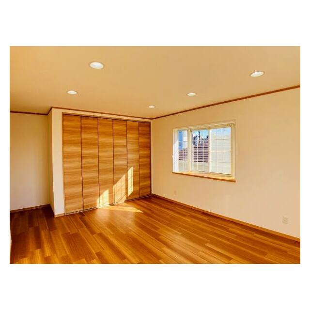 「洋室」2階11帖洋室の別角度です。