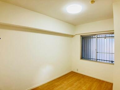 「洋室」南西側6帖洋室の様子です。