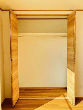 「洋室」2階8帖洋室も収納あります。