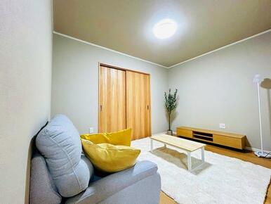 「LDK」リビングスペースには家具を設置しており、物件と合わせてお引渡し致します。