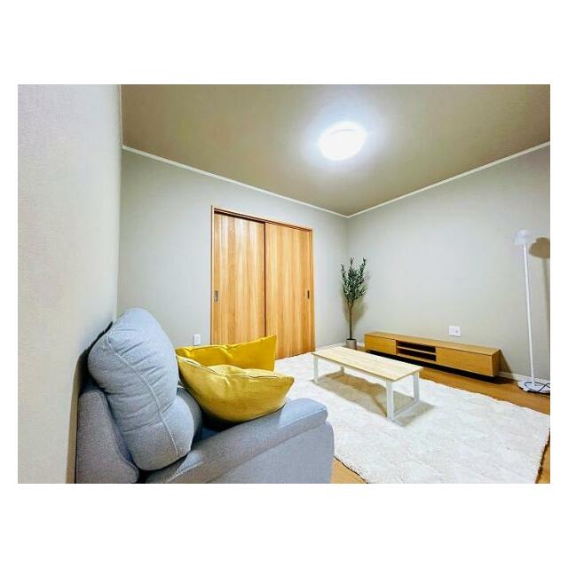 「LDK」リビングスペースには家具を設置しており、物件と合わせてお引渡し致します。