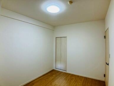 「洋室」北側6帖洋室別角度からの様子です。