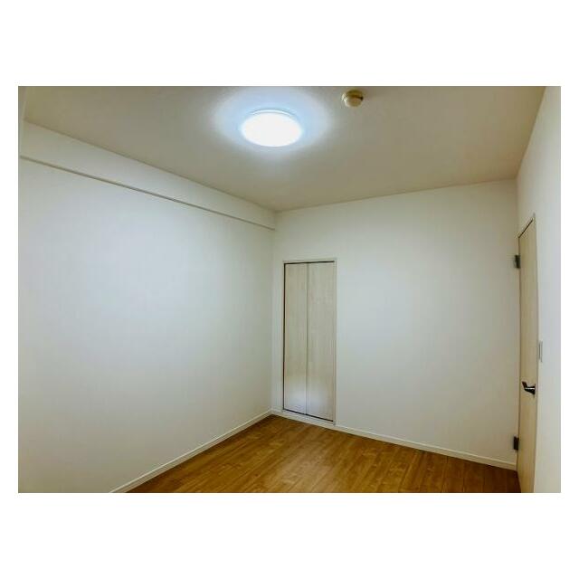 「洋室」北側6帖洋室別角度からの様子です。