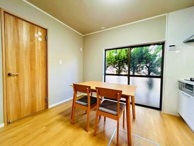 「LDK」ダイニングスペースにもテーブルと椅子を設置しており、そのままお使いいただける形でお引き渡しいたします。