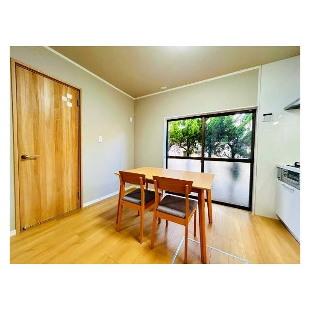 「LDK」ダイニングスペースにもテーブルと椅子を設置しており、そのままお使いいただける形でお引き渡しいたします。