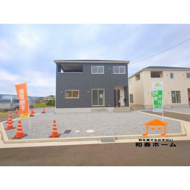 普通のグレーより引き締まって見える、ちょうどいい大人っぽさが人気のチャコールグレーの外壁のお家です。