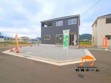前面道路が広いので、大きな車でも運転しやすく、車庫入れも余裕を持ってできるのが魅力的なお家です。