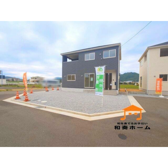 前面道路が広いので、大きな車でも運転しやすく、車庫入れも余裕を持ってできるのが魅力的なお家です。