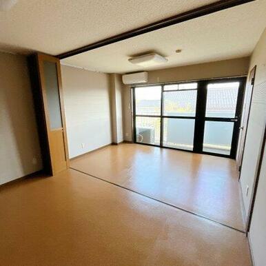 洋室は２間続きになっております！