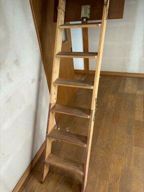 屋根裏に上がる階段です